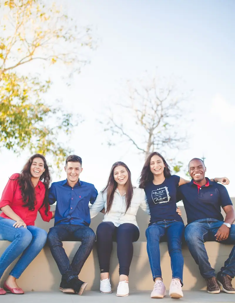 Jóvenes compartiendo en comunidad